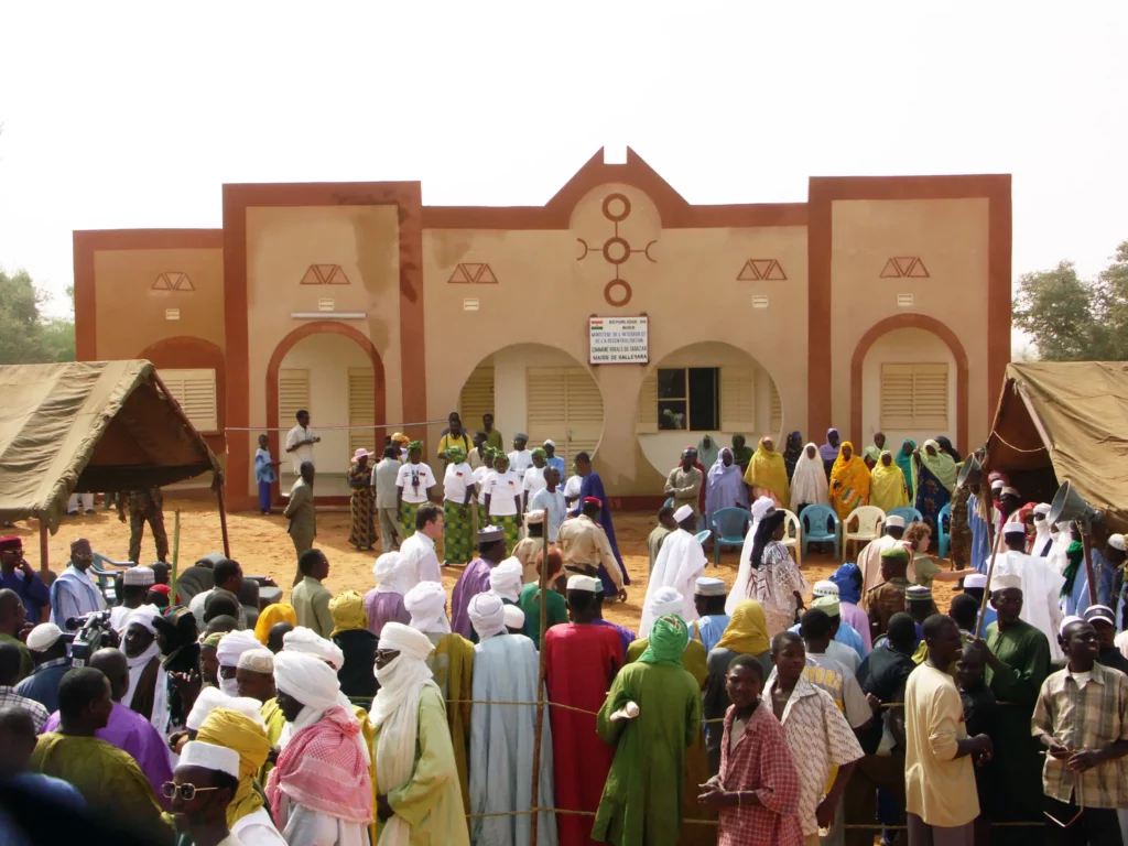 Crowd outside a municipal building in Niger during an Investment Fund for Decentralised Territorial Collectivities project Crowd outside a municipal building in Niger during an Investment Fund for Decentralised Territorial Collectivities project