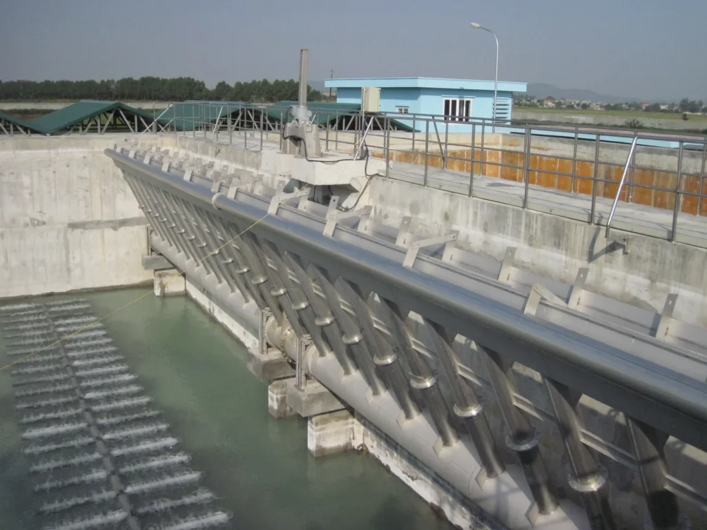 Inclined mechanically cleaned bar screen installed across a water treatment channel Inclined mechanically cleaned bar screen installed across a water treatment channel